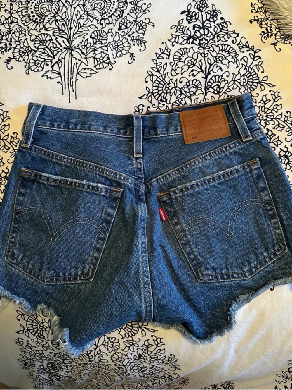 Women’s Levi’s denim shorts size 24 - Picture 2 of 3